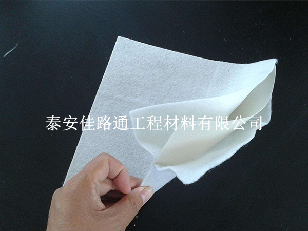 防滲復合土工膜裁剪技巧:精準高效的藝術 防滲復合土工膜裁剪技巧:精準高效的藝術